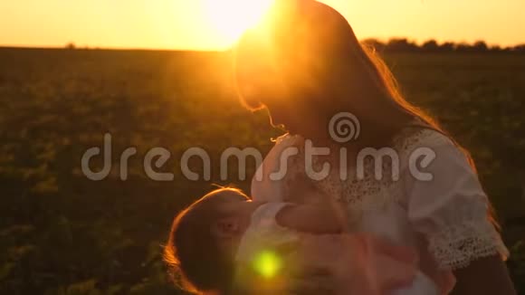 傍晚散步时小宝宝睡在妈妈的手上夕阳的金色光芒视频的预览图