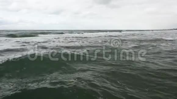 海上冲浪特写视频的预览图