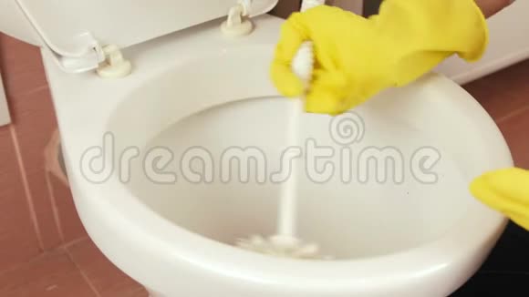 女人用黄色橡胶手套用刷子洗手视频的预览图