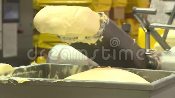 黄油正从管道中进入乳品厂的容器中视频的预览图