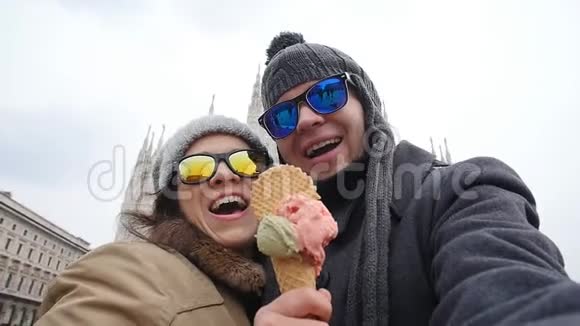 年轻的幸福夫妇在米兰的多摩广场拍摄自我肖像旅行和关系概念视频的预览图