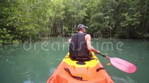 男子皮划艇在河上划船视频的预览图