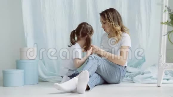 妈妈和小女孩互相喂饼干视频的预览图