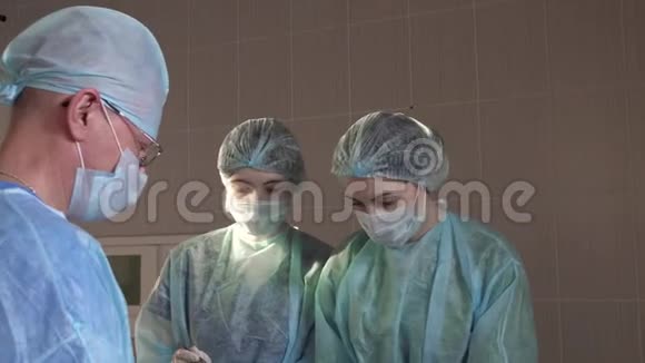 外科医生在医院的一次手术中向护士解释视频的预览图