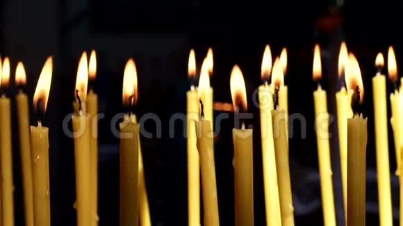 在教堂里燃烧的黄色蜡烛背景视频的预览图