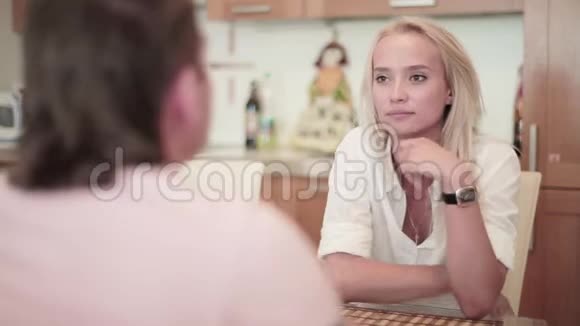 年轻人和女人在厨房里进行着友好和温馨的交谈视频的预览图