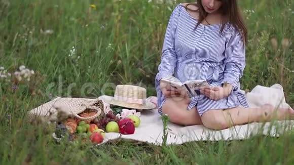 美丽未来妈妈在田里看书她吃水果视频的预览图