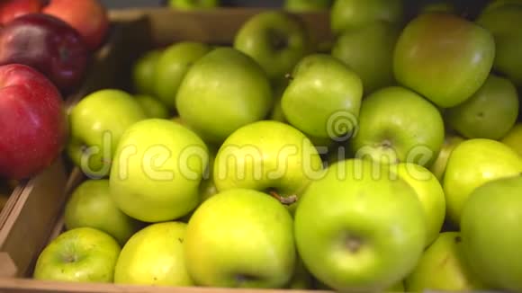 成熟的新鲜绿色苹果在市场货架上出售特写视频的预览图