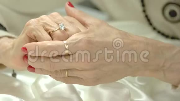 女人的手指碰着她的手指上的戒指视频的预览图