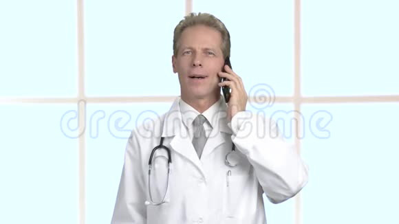成功的男医生打电话视频的预览图