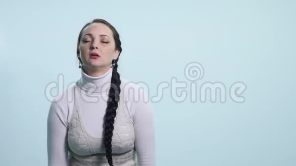 年轻女子在白色背景下非常疲惫的肖像视频的预览图