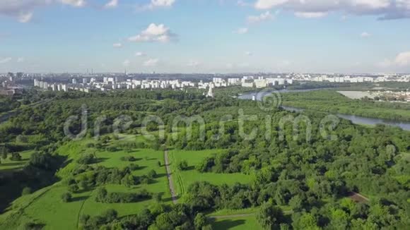 俄罗斯绿色公园和河流的莫斯科空中景色视频的预览图