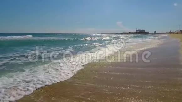 海滩波慢运动视频的预览图