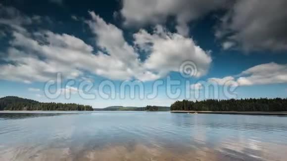 随着早晨湖景的流逝视频的预览图