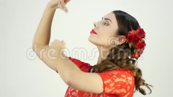 年轻女子正在跳传统的西班牙舞蹈弗拉门戈舞者在灯光背景下慢动作视频的预览图