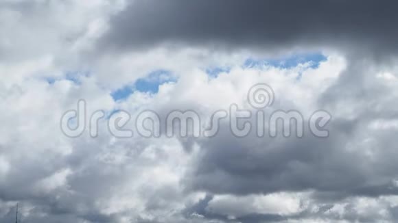秋天灰色的雨云覆盖着蓝天视频的预览图