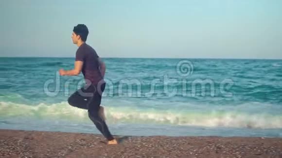 年轻的运动员在海滩上奔跑健康概念视频的预览图