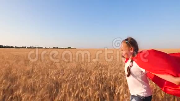 超级英雄女孩跑过田野微笑慢动作视频的预览图