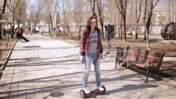 中年妇女学会骑电子滑板车视频的预览图