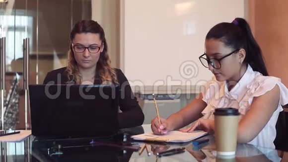 一个由两个商业女孩组成的团队在办公室里从事一个商业项目视频的预览图