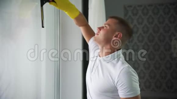 一个清洁公司的人洗窗户视频的预览图