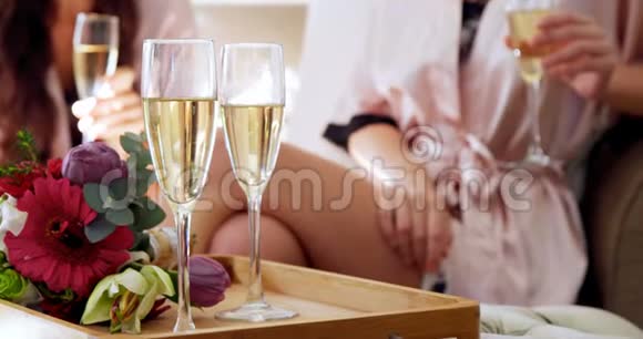 桌子上的香槟酒杯和背景为4K4k的伴娘视频的预览图