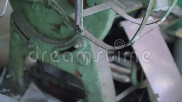 旧金属机器元素的全景视频的预览图