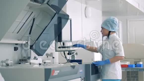 女化验员在一间化验室工作配备医疗设备视频的预览图