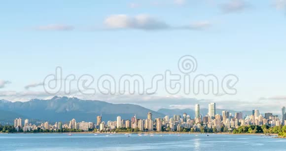 蓝天白云的全景现代海滨小镇w视频的预览图