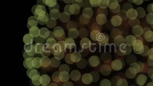 大的绿色和红色球烟花在夜空中节日背景模糊的节日球视频的预览图