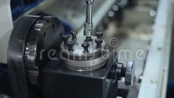 手工工人在生产线上组装机器零件视频的预览图