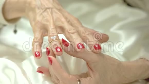 女人把戒指戴在手指上视频的预览图