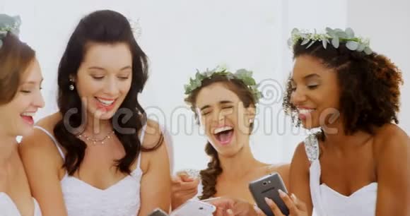 新娘和伴娘嘲笑照片4K4k视频的预览图