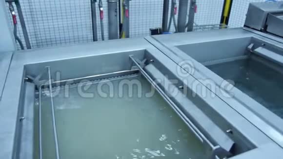 工厂有液体的生产罐化学溶液金属容器视频的预览图