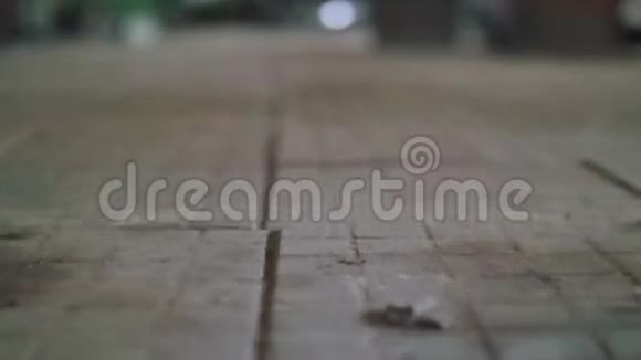 照相机飞过旧工业大厦的地板视频的预览图