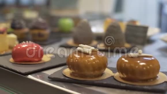 橱窗里陈列着各种各样的蛋糕糕点店有松饼巧克力水果蛋糕浆果视频的预览图