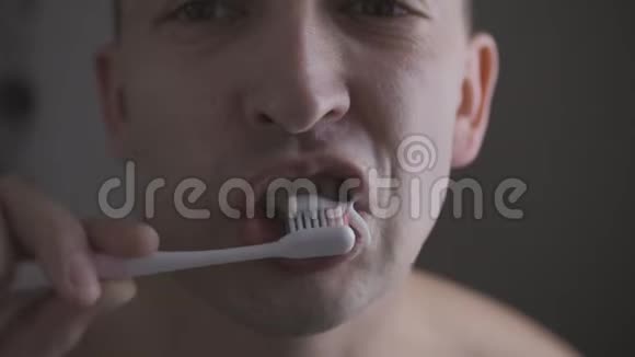 帅哥在浴室里用浴帘清洁牙齿视频的预览图