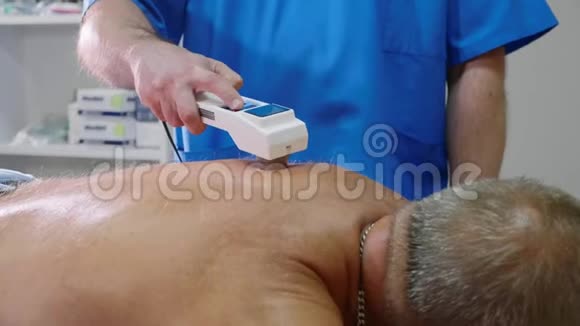 老年男性患者背部接受静电治疗视频的预览图