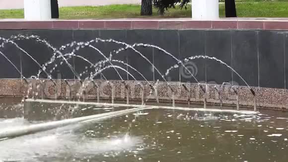 城市公共公园的喷泉视频的预览图
