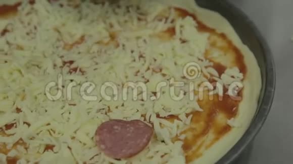 厨师把香肠加到披萨里视频的预览图
