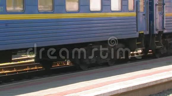 蓝色客运列车视频的预览图