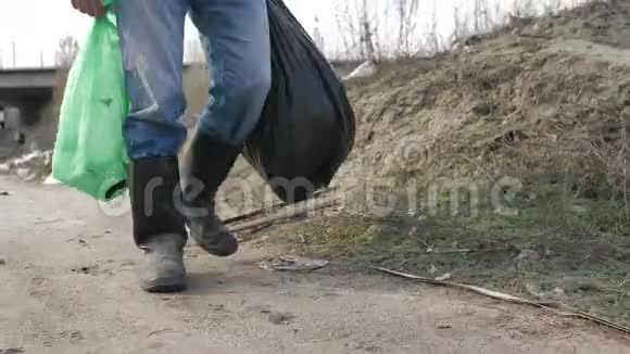男腿在垃圾堆里用垃圾袋走路视频的预览图