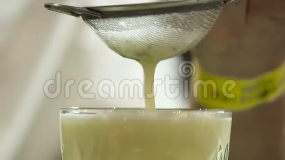 酒精鸡尾酒的烹饪镜头极致特写视频的预览图