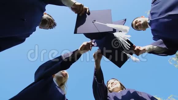大学毕业生翻翻他们的方帽学生传统俯视图视频的预览图