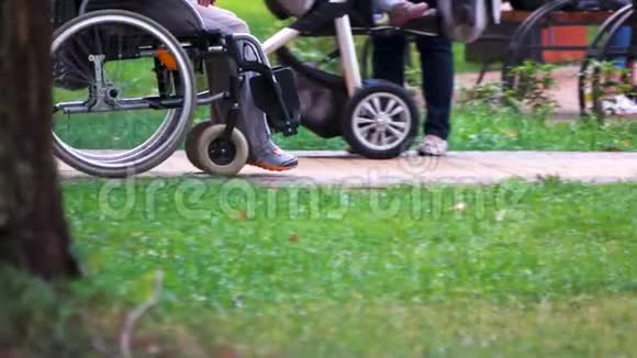 残疾人被家庭成员推在轮椅上视频的预览图