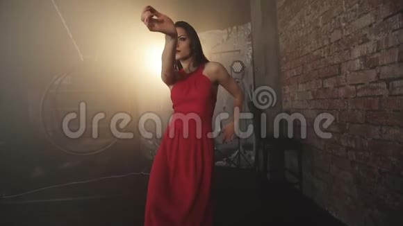 一个穿红色裙子的女孩正在一个现代化的工作室里跳探戈视频的预览图