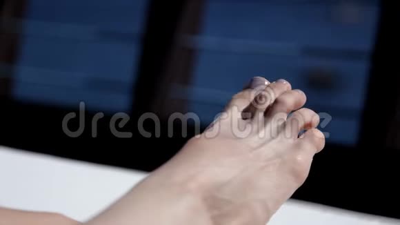 夏天小女孩躺在露台上俯瞰大海挥舞着双腿视频的预览图