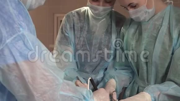手外科医生用电子手术刀关闭视频的预览图