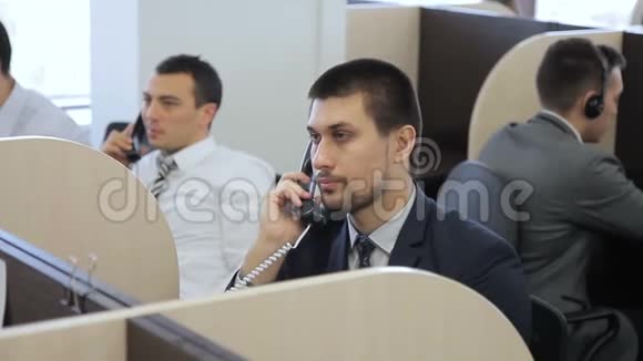 男人打电话在呼叫中心工作视频的预览图