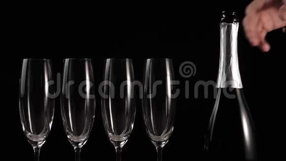 好香槟酒四个带香槟的空杯架在黑色背景的木桌上配有起泡葡萄酒的长笛视频的预览图
